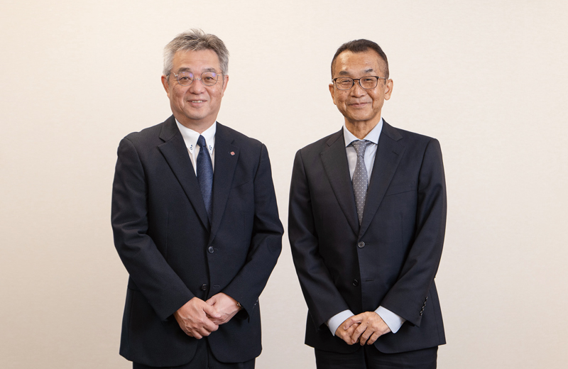 左側が四電ビジネス株式会社 代表取締役社長 山﨑 達成さん。右側が株式会社よんでんライフケア 代表取締役社長 小島 照弘さん
