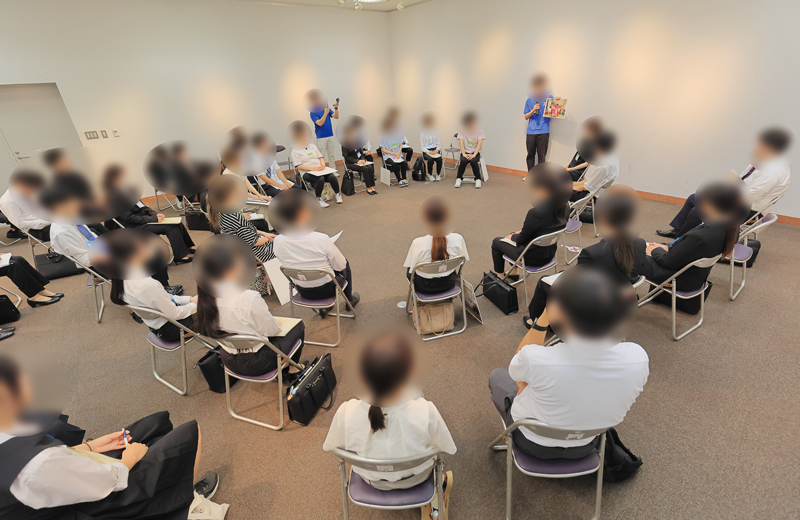 就職フェアやトークショーの様子